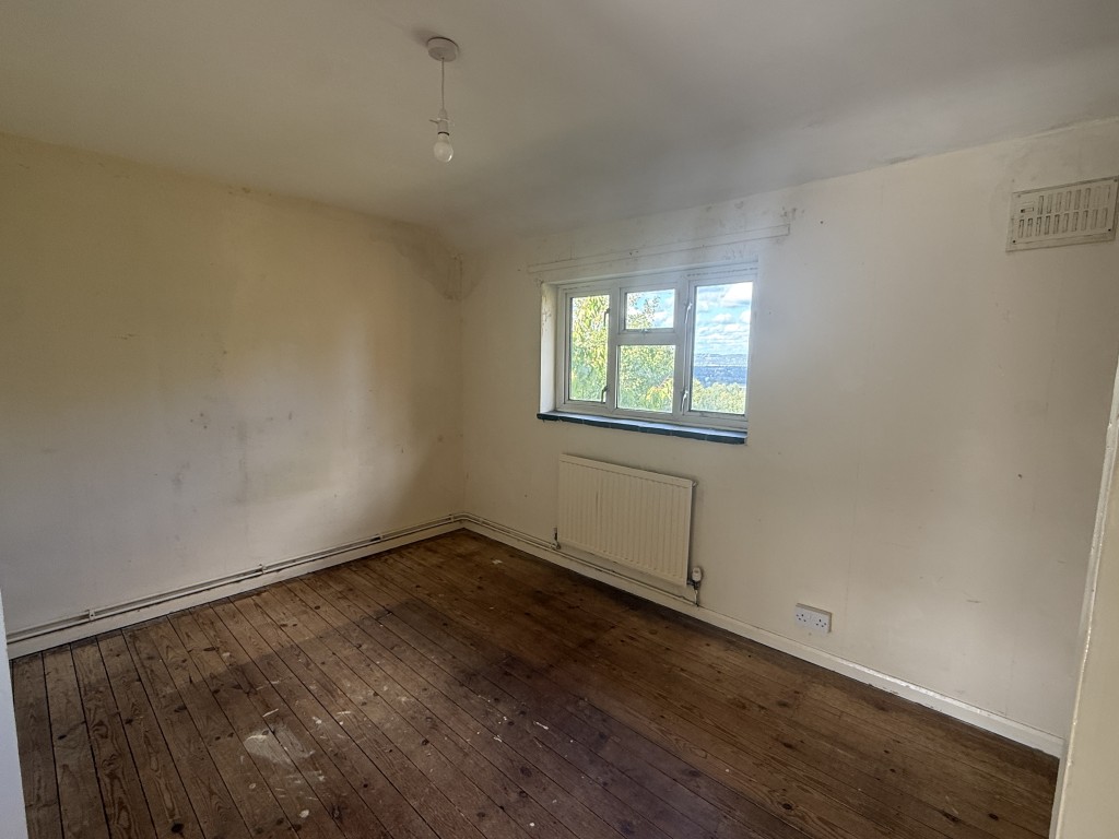 Lot: 136 - BLOCK OF FLATS FOR IMPROVEMENT ON 0.51 ACRE PLOT AND POTENTIAL FOR DEVELOPMENT - Bedroom - Flat 18